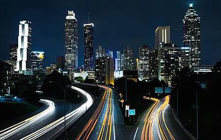 城市 夜晚 夜空 建筑 灯光  摩天大楼 城市景观 道路 电脑壁纸 4K壁纸