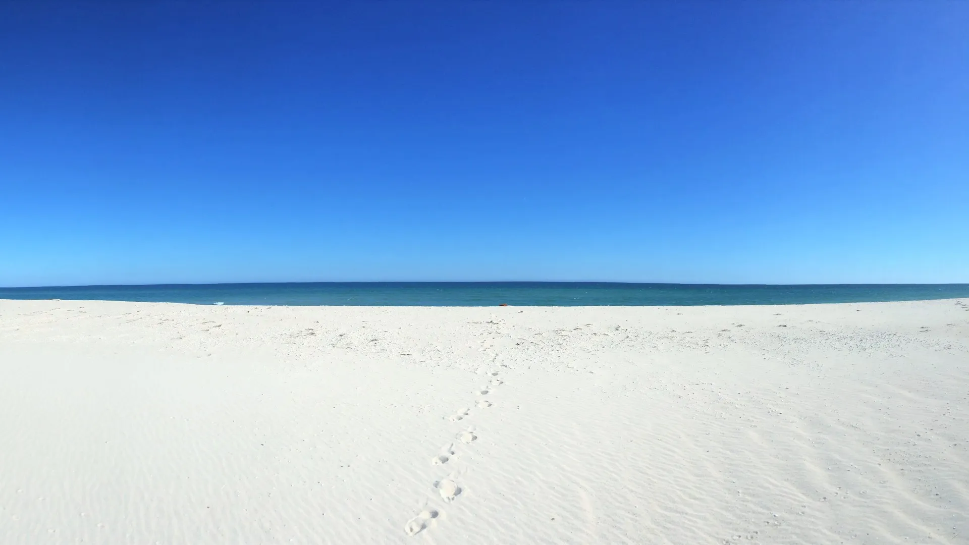 沙滩 大海 天空 自然 海滩 风景 足迹 蓝色 电脑壁纸 4K壁纸