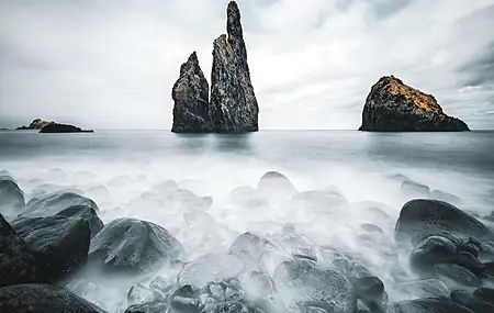 自然 海滩 海 摄影 风景 云彩 波浪 岛  岩石 岩层  电脑壁纸 4K壁纸