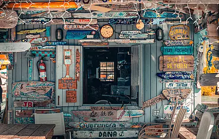 海滩 涂鸦 木头 标牌 窗户 建筑 摄影 治愈 电脑壁纸 4K壁纸