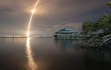 空间 树木 水 火箭 云 发射 风景 夜晚 电脑壁纸 4K壁纸