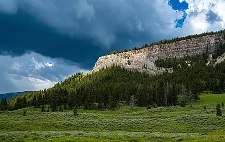 云 风景 自然 森林 悬崖 田野 天空 树木 草地 绿色  电脑壁纸 4K壁纸