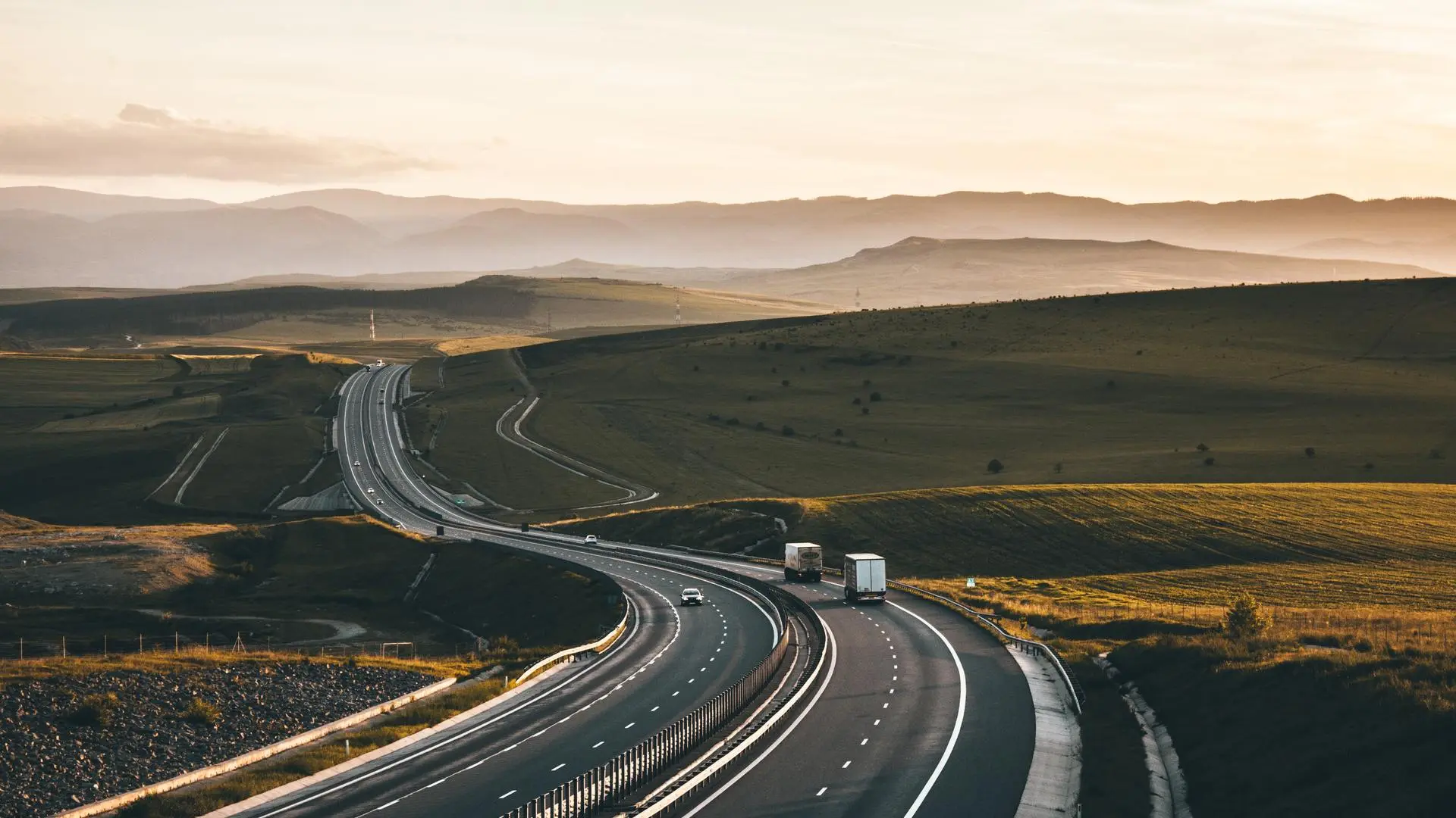 风景 道路 丘陵 汽车 高速公路 沥青 薄雾 阳光 田野 卡车 长路  电脑壁纸 4K壁纸
