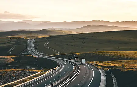 风景 道路 丘陵 汽车 高速公路 沥青 薄雾 阳光 田野 卡车 长路  电脑壁纸 4K壁纸