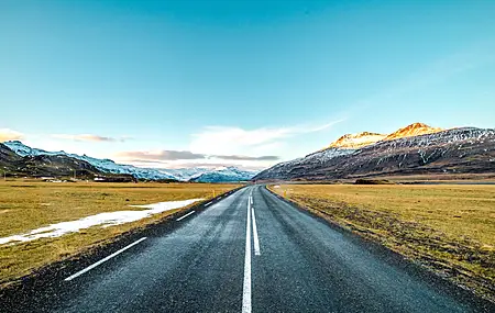 自然 道路 山脉 雪 风景 晴朗 天空 青色 阳光 天空 平原 远景 沥青 天蓝  电脑壁纸 4K壁纸