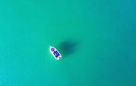 海 蓝 水 船 自然 绿松石 鸟瞰 极简主义  电脑壁纸 4K壁纸