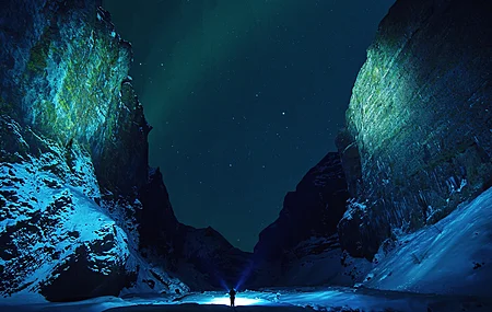 自然 风景 山脉 岩石 雪 冬天 夜晚 灯光 男人 晴朗的天空 极光 星星  电脑壁纸 4K壁纸