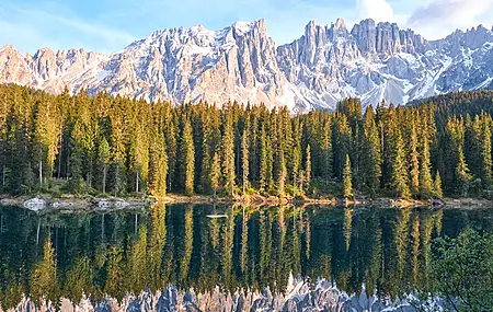山 雪 森林 反射 风景 自然 河流 湖泊 白云 石  电脑壁纸 4K壁纸