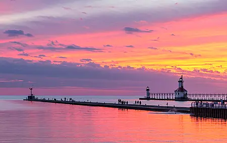 人 风景 日落 户外 码头 灯塔 地平线 反射 云 湖 河流  电脑壁纸 4K壁纸