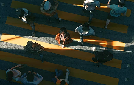 WLOP 女人 看观众 黑发 长发 数字艺术 艺术品 插图 数字绘画 街道 人行横道 鸟瞰图 阳光  电脑壁纸 4K壁纸