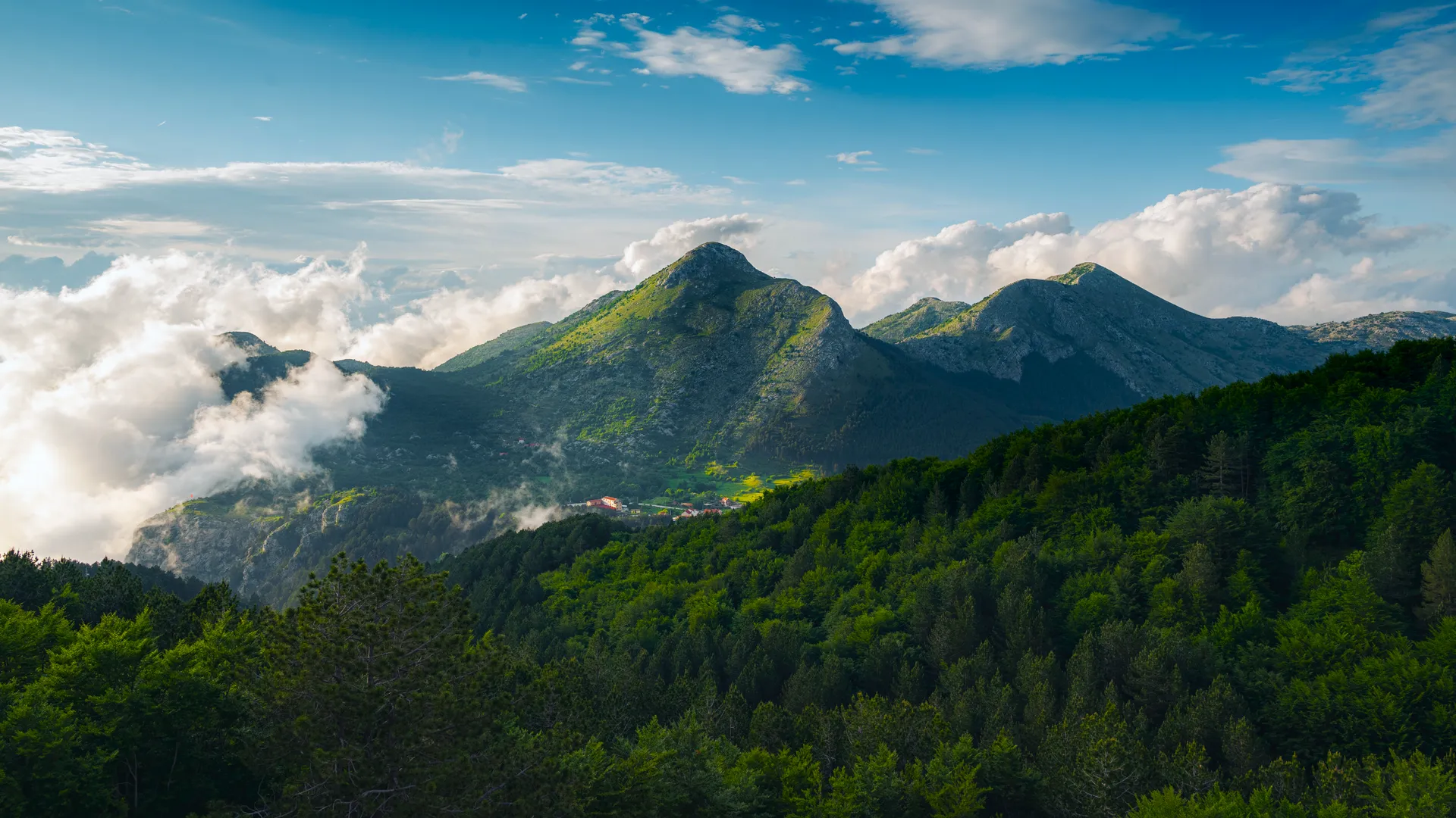 自然 风景 树木 云 天空 村庄 房屋 山脉 森林 黑山 空间  电脑壁纸 4K壁纸