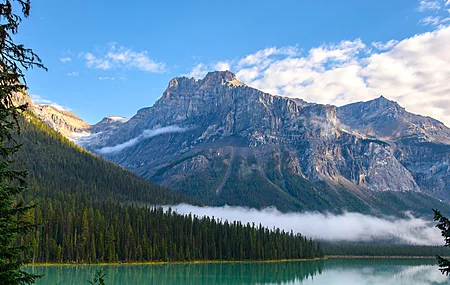 自然 景观 树木 山脉 天空 云 森林 松树 湖 水 翡翠湖  电脑壁纸 4K壁纸