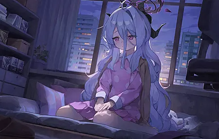 白色头发 长发 蔚蓝档案  紫色眼睛 动漫女孩 睡衣 窗户 号角 室内 建筑 萝莉  电脑壁纸 4K壁纸