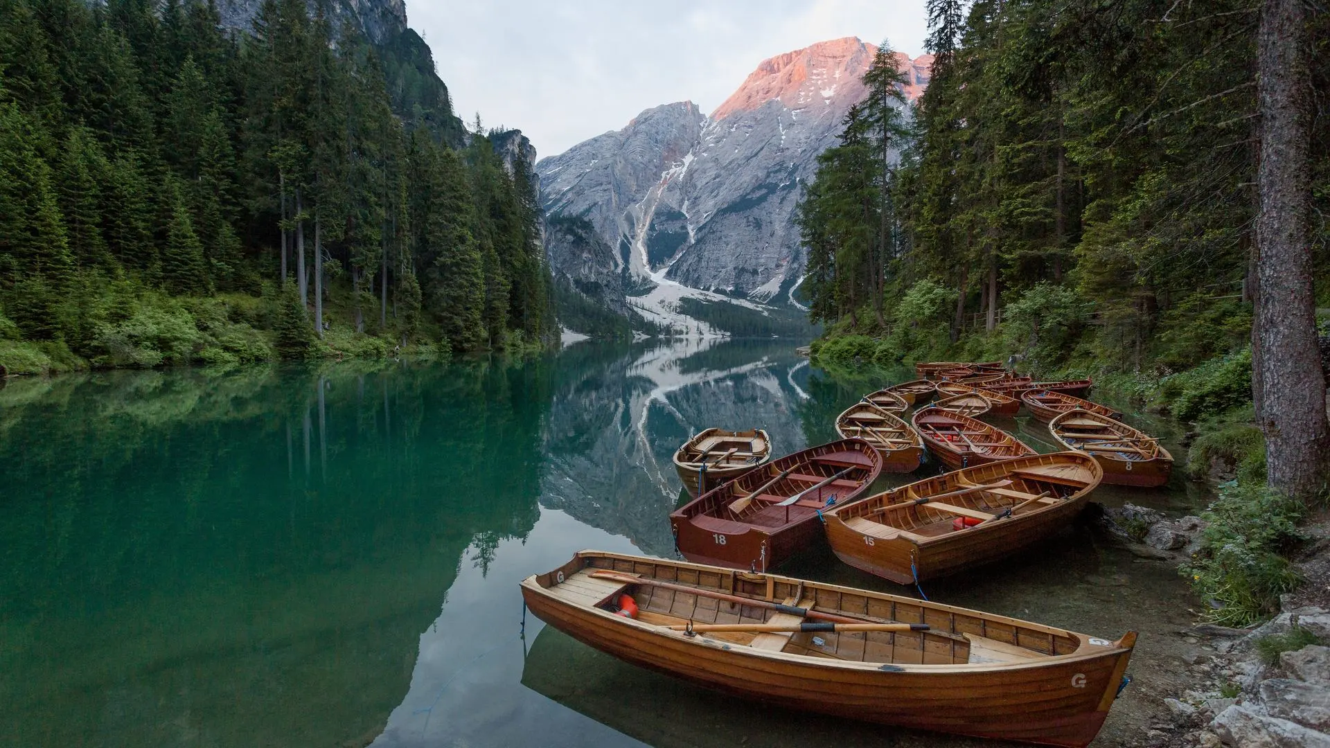 风景 河流 森林 山 船 平静的水 自然  4K壁纸