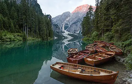 风景 河流 森林 山 船 平静的水 自然  4K壁纸