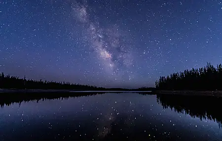水 倒影 星夜 星星 森林  4K壁纸