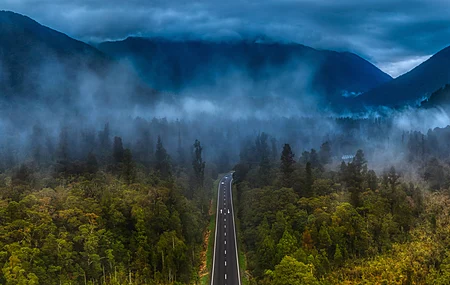 摄影 风景 森林 山脉 薄雾 道路 8K壁纸
