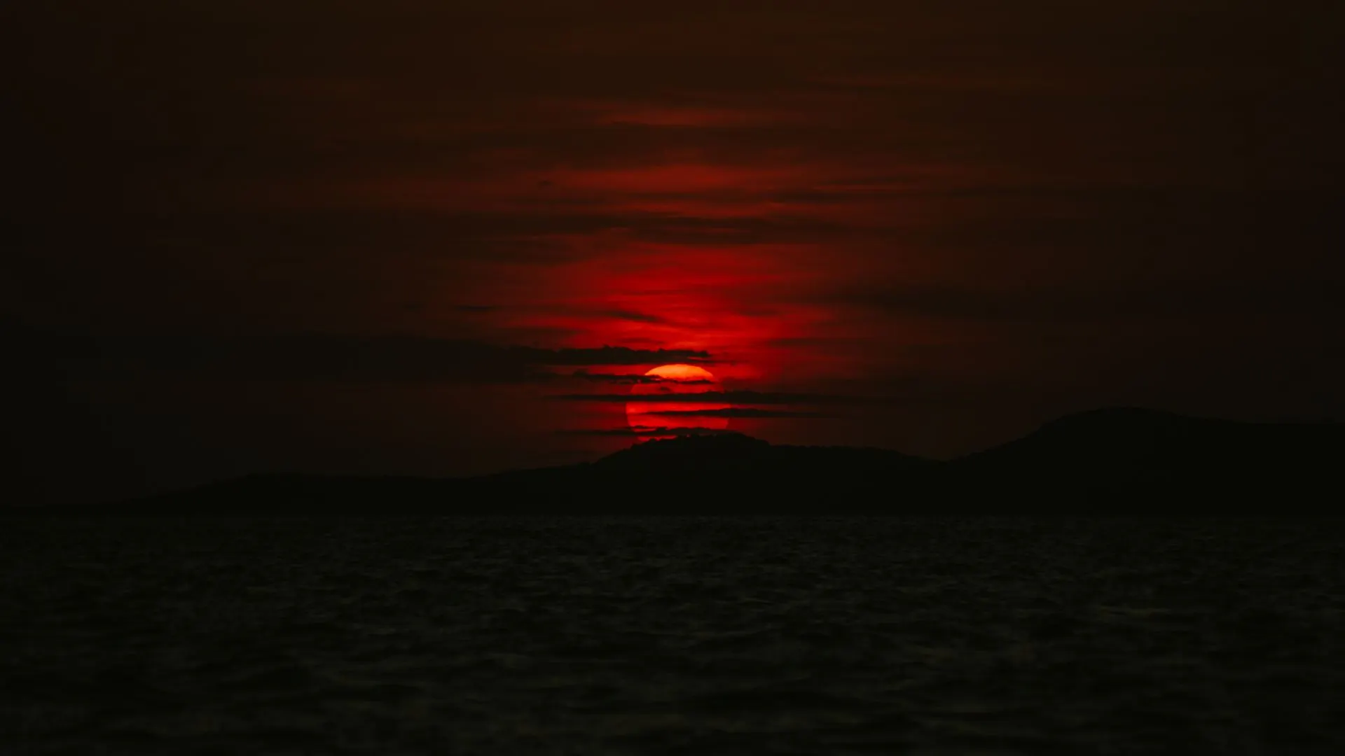 山脉 红日 黑暗 日落 太阳 大海 户外 4K壁纸