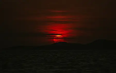 山脉 红日 黑暗 日落 太阳 大海 户外 4K壁纸