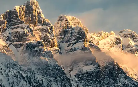 摄影 自然 风景 山脉 薄雾 岩石形成 雪  4K壁纸