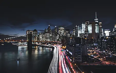 城市 道路 城市景观 夜晚 长途汽车 交通 天空 黑暗 8K壁纸