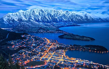 城市 夜晚 山景 湖 灯光 雪 山 城市景观 水 4K壁纸