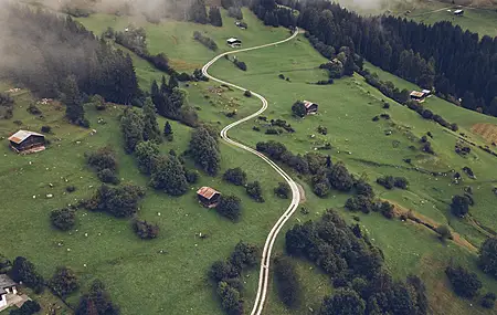 自然 风景 房屋 道路 云 雾 树 村庄 鸟瞰 摄影 照片 4K壁纸