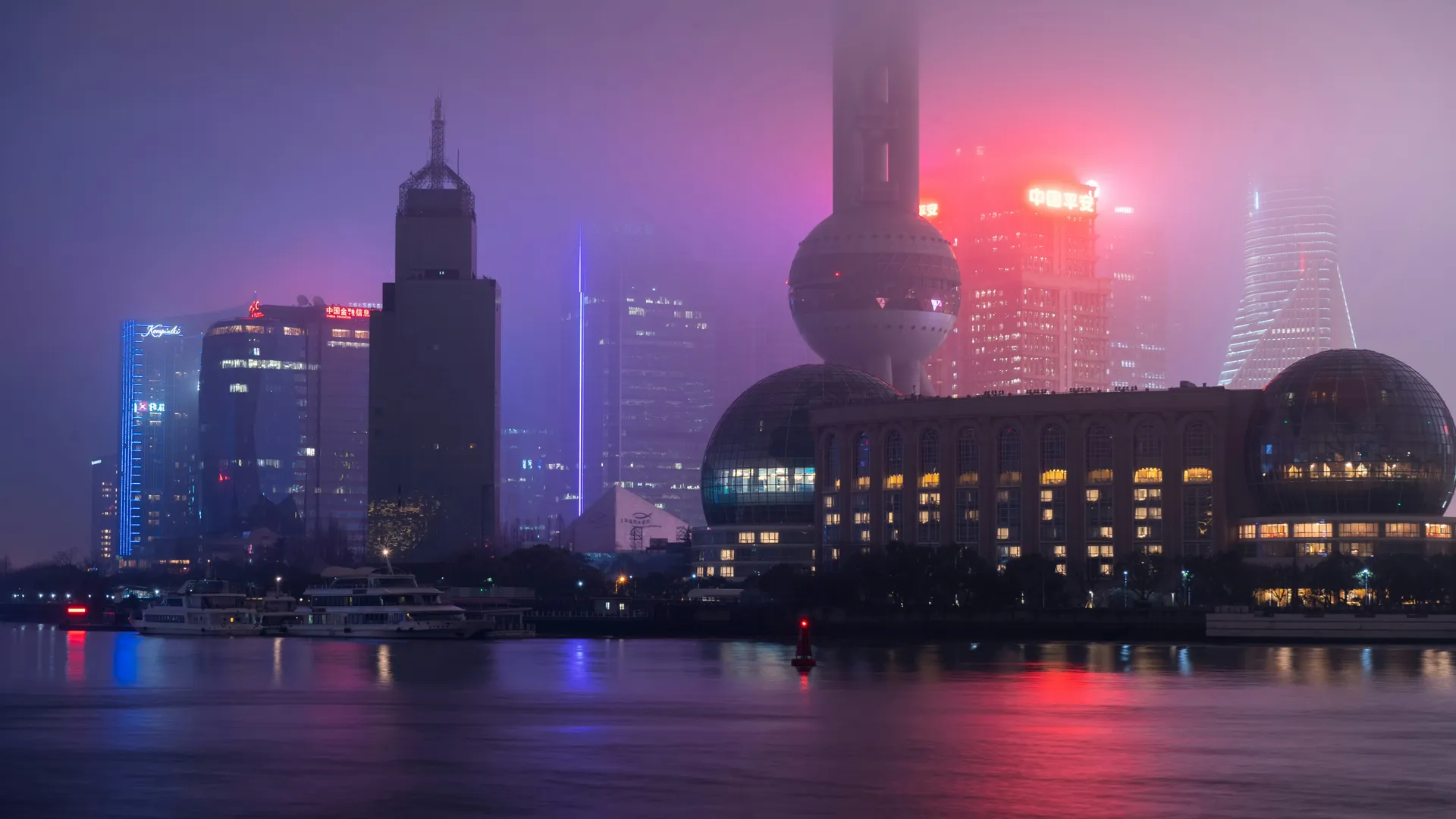 景观 城市 建筑 公寓 船 渡轮 树木 雾 灯光 夜 天际线 摩天大楼 城市 霓虹灯 4K壁纸