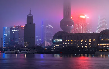 景观 城市 建筑 公寓 船 渡轮 树木 雾 灯光 夜 天际线 摩天大楼 城市 霓虹灯 4K壁纸