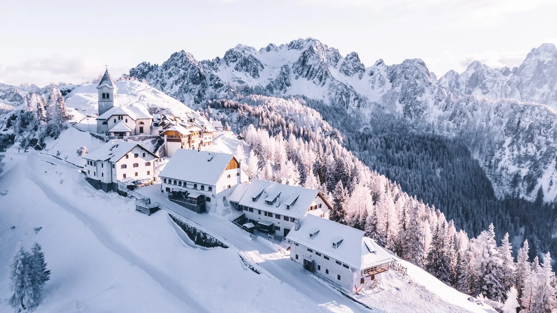 自然 风景 山脉 房屋 村庄 雪 树木 晴朗 天空 雪山 4K壁纸