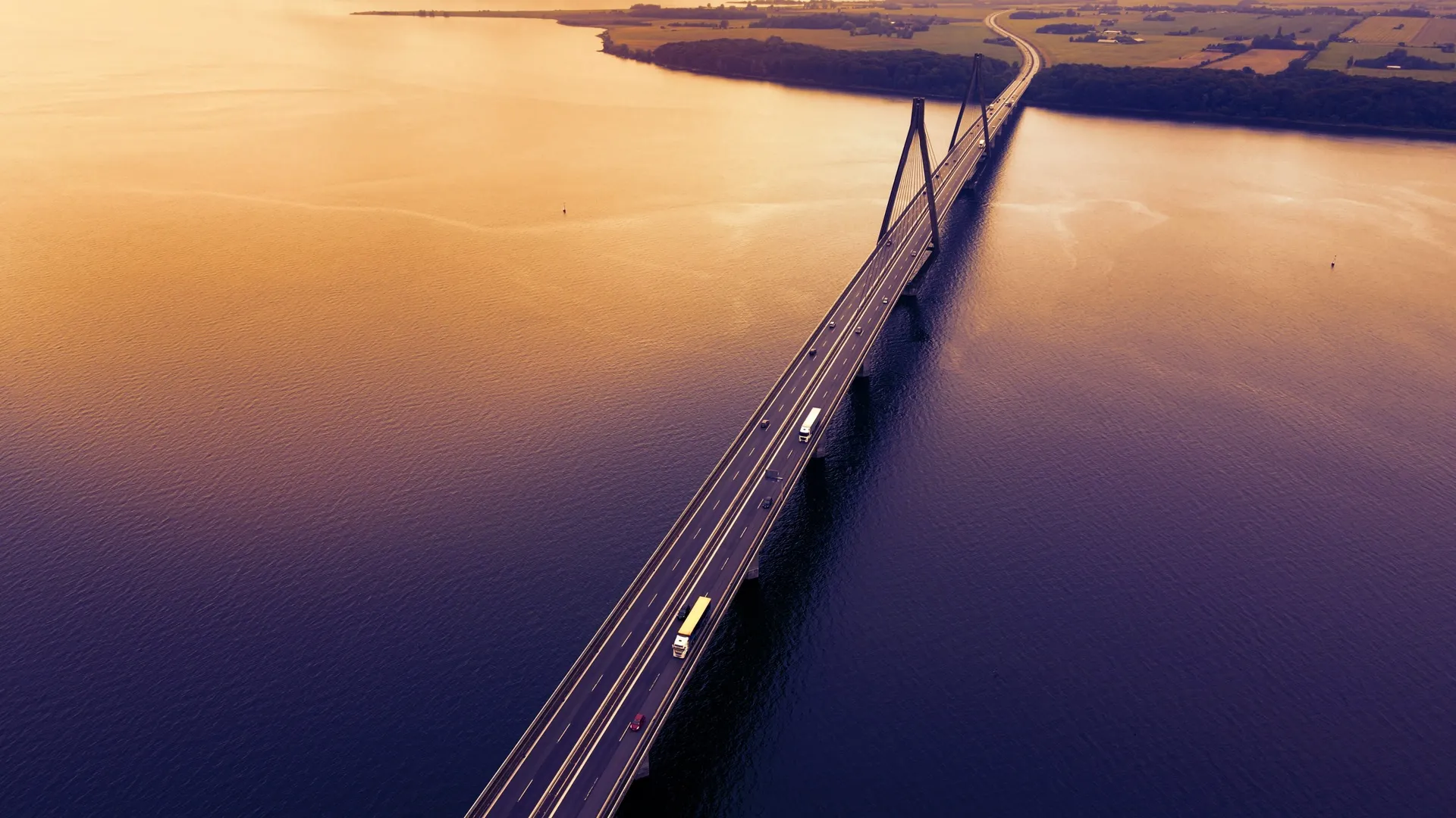 桥梁 道路 汽车 日落 傍晚 水 河流 公路 车辆 阳光 黄色 风景 4K壁纸