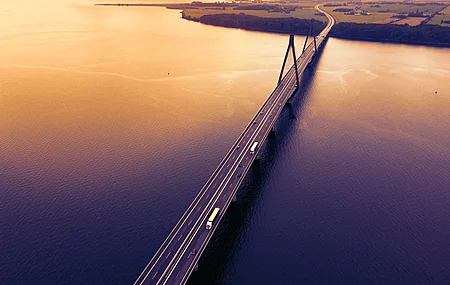 桥梁 道路 汽车 日落 傍晚 水 河流 公路 车辆 阳光 黄色 风景 4K壁纸