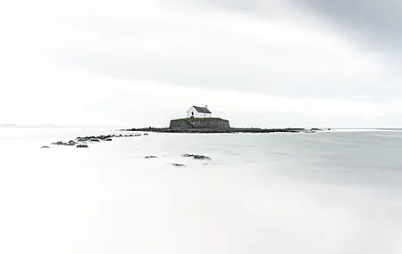 风景 岩石 水 云 长凳 喷泉 教堂 4K壁纸