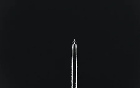 飞机 天空 烟雾 简单背景 黑色背景 极简主义 单色 4K壁纸