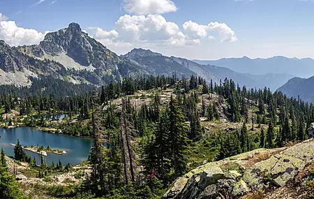 森林 山景 山脉 自然 景观 云 湖泊 悬崖 岩石 8K壁纸