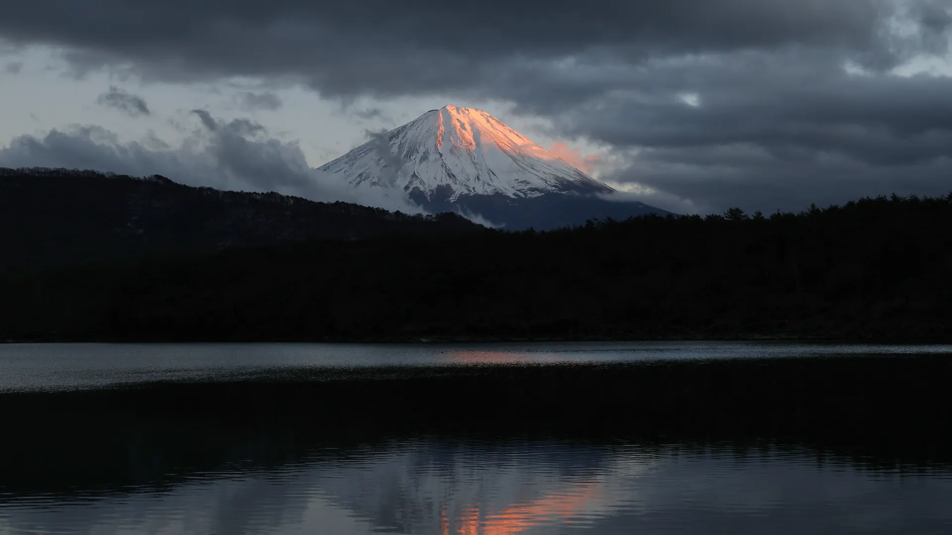 自然  风景 山 云 树 水 湖水 涟漪 雪山 4K壁纸