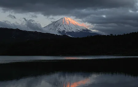 自然  风景 山 云 树 水 湖水 涟漪 雪山 4K壁纸