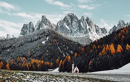 自然 风景 森林 树木 教堂 雪 摄影 山 云 天空 4K壁纸