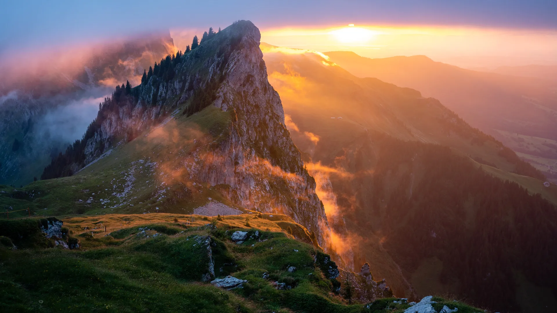 自然 风景 山脉 树木 云 天空 阳光 岩石 草 森林 山景 日出 4K壁纸