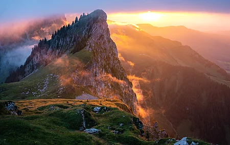 自然 风景 山脉 树木 云 天空 阳光 岩石 草 森林 山景 日出 4K壁纸