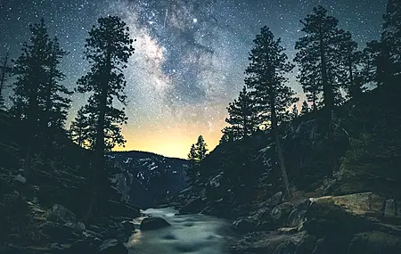 树木 风景 山脉 夜晚 星星 4K壁纸