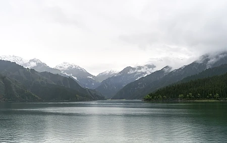 江水 天山 天池 山水 水 天空 云 自然 山脉 4K壁纸