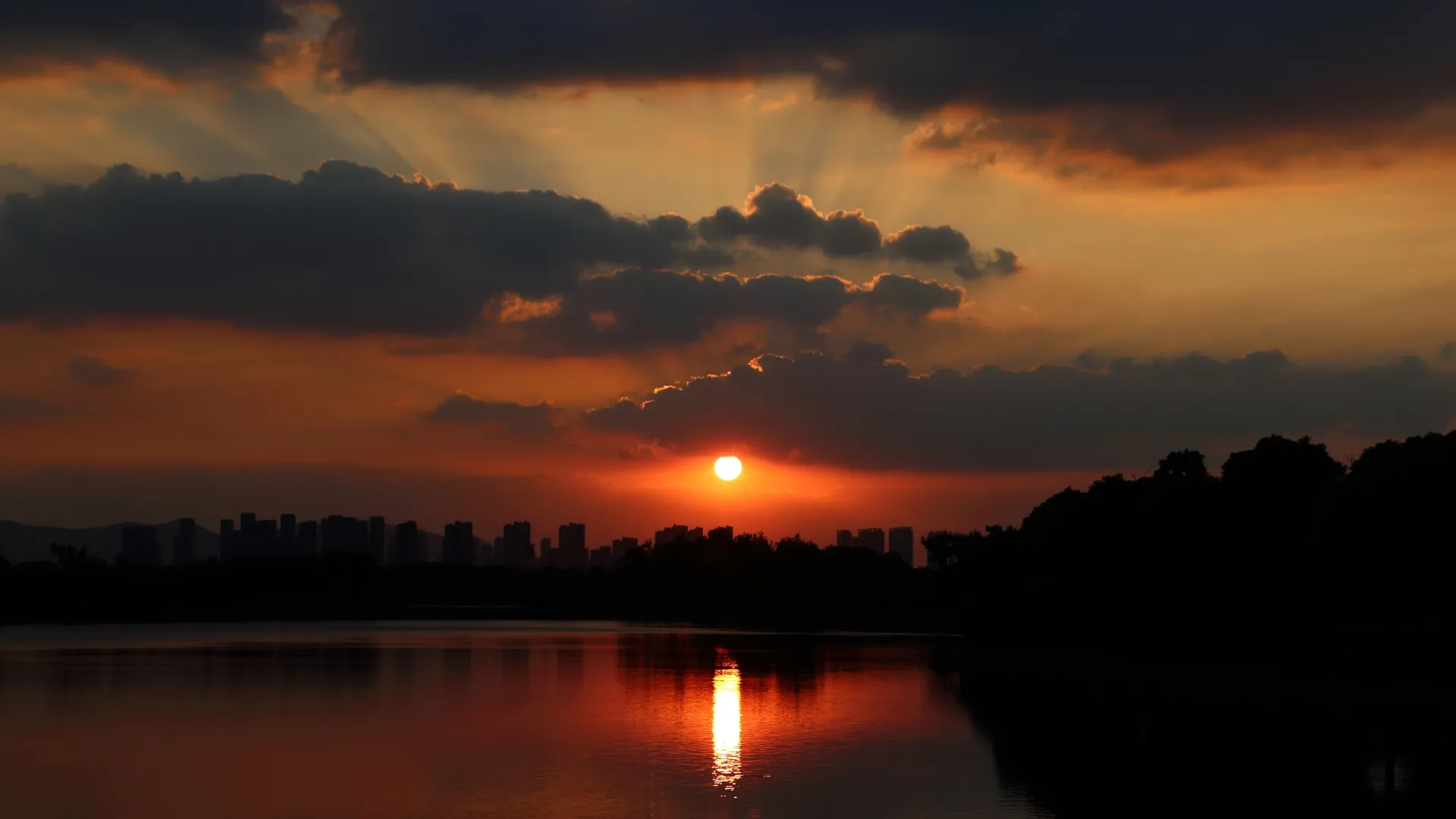 阳光 夕阳辉光 日落 自然 中国 水 倒影 天际线 城市 风景 4K壁纸