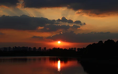 阳光 夕阳辉光 日落 自然 中国 水 倒影 天际线 城市 风景 4K壁纸
