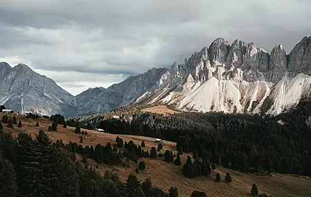 风景 自然 山脉 森林 云 雪 4K壁纸