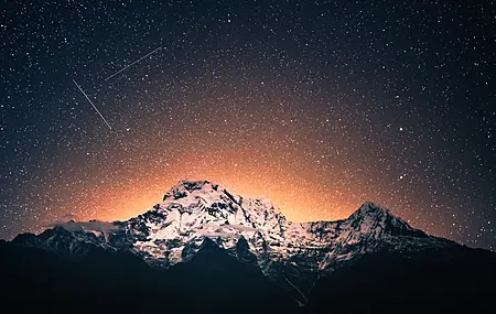 夜晚 天空 夜空 风景 户外 星星 太空 山顶 彗星 橙色 黄昏 山脊 雪 峰 发光 长相 夜景 繁星之夜 喜马拉雅山 4K壁纸