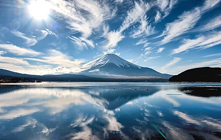 自然 风景 云 天空 太阳 湖泊 倒影 鸭子 树木 山丘 太阳 光线 镜头 耀斑 水 波纹 湖 4K壁纸