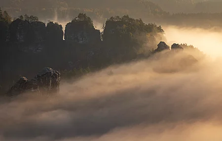 自然 景观 山脉 岩石 雾 树木 山景 日出 黄金时刻 4K壁纸