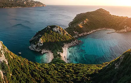 大海 希腊 海滩 悬崖 森林 日落 岛屿 岩石 波浪 山景 自然 风景 4K壁纸