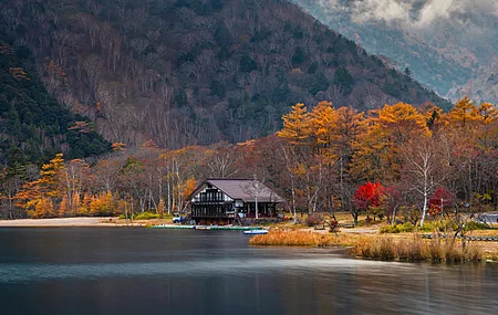 自然 景观 树木 山脉 秋天 房屋 河流 水 长泉 植物 4K壁纸